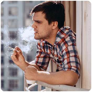Мужчина до применения спрея Smoke Out от курения.