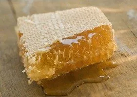 напоминающую по своему виду свежее полученный мед